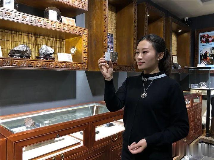 县的90后苗族女孩杨可欣在朋友的建议下,开办了一家贵州陨石化科普馆