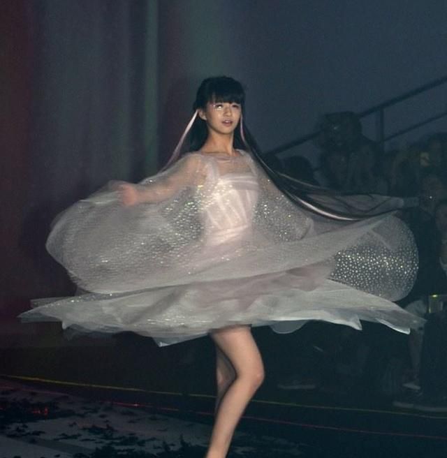 而小彩旗作为杨丽萍的外甥女,而且又有跳舞的天赋,也曾一度被网友认为