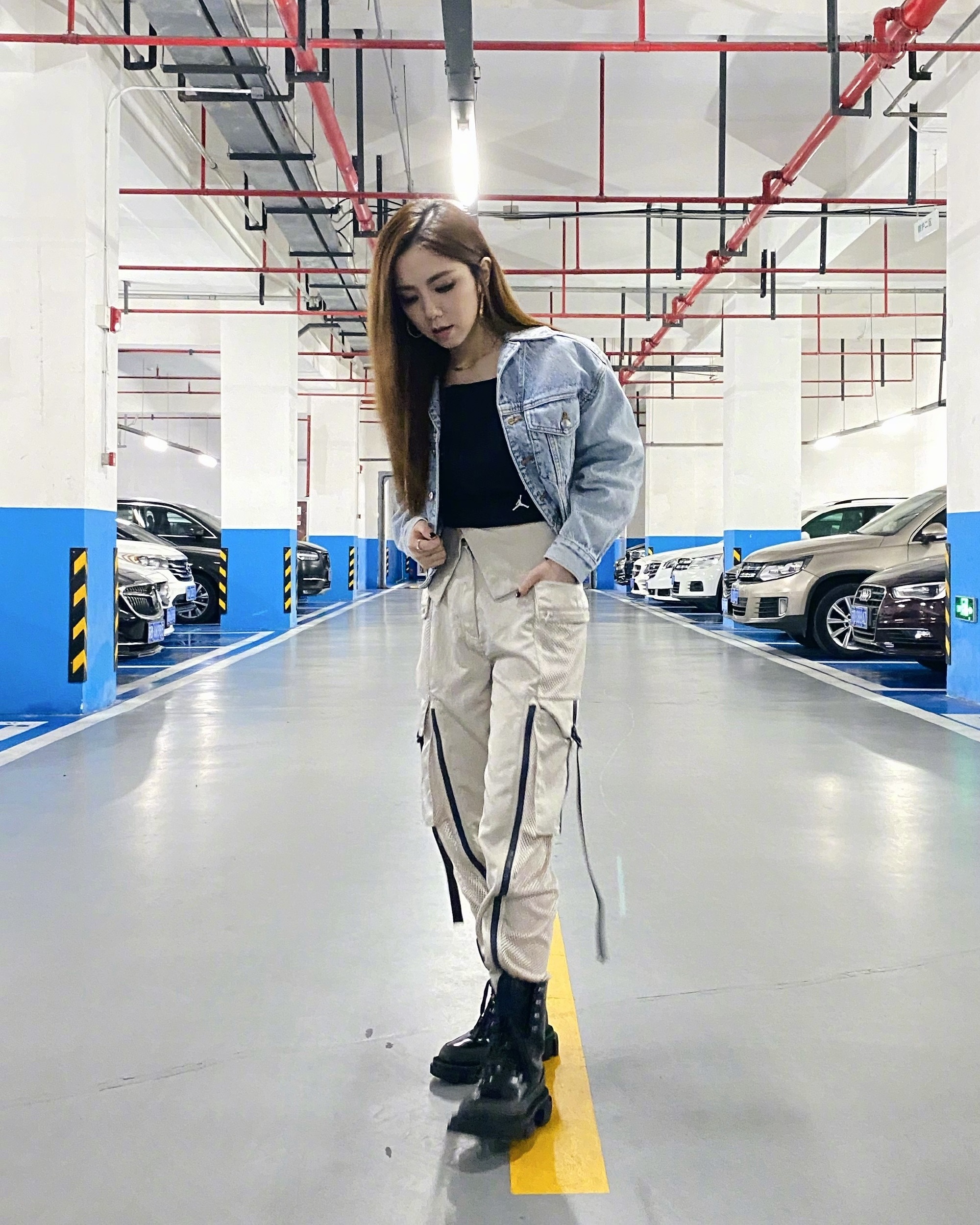 邓紫棋再也不穿 鸡腿皮裤!蕾丝衬衫搭萝卜裤,甜美笑容融化世界