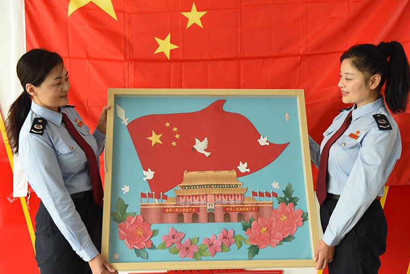 献县税务局"指尖绣品"祝福祖国