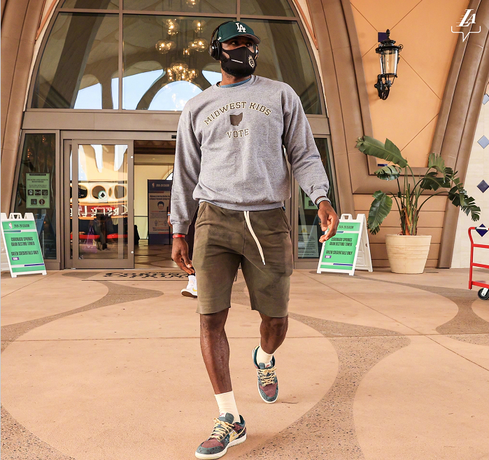 总决赛g2来袭!湖人身穿黑曼巴战袍配上金标,此前保持全胜