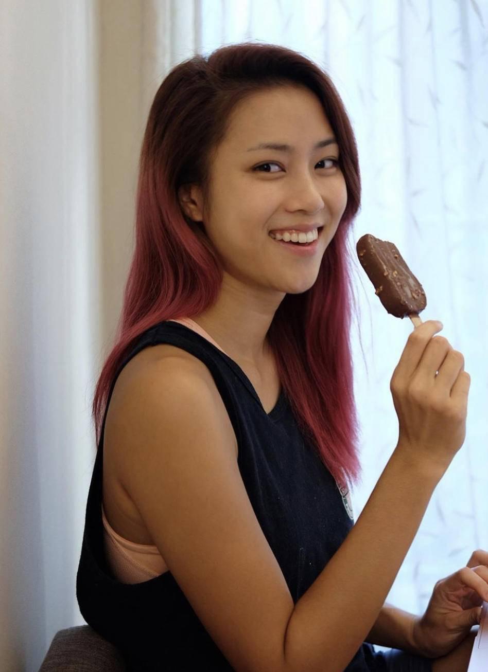 23岁刘颖璇晒素颜照庆节日,网友大呼好有心机,曾被称是绿巨人