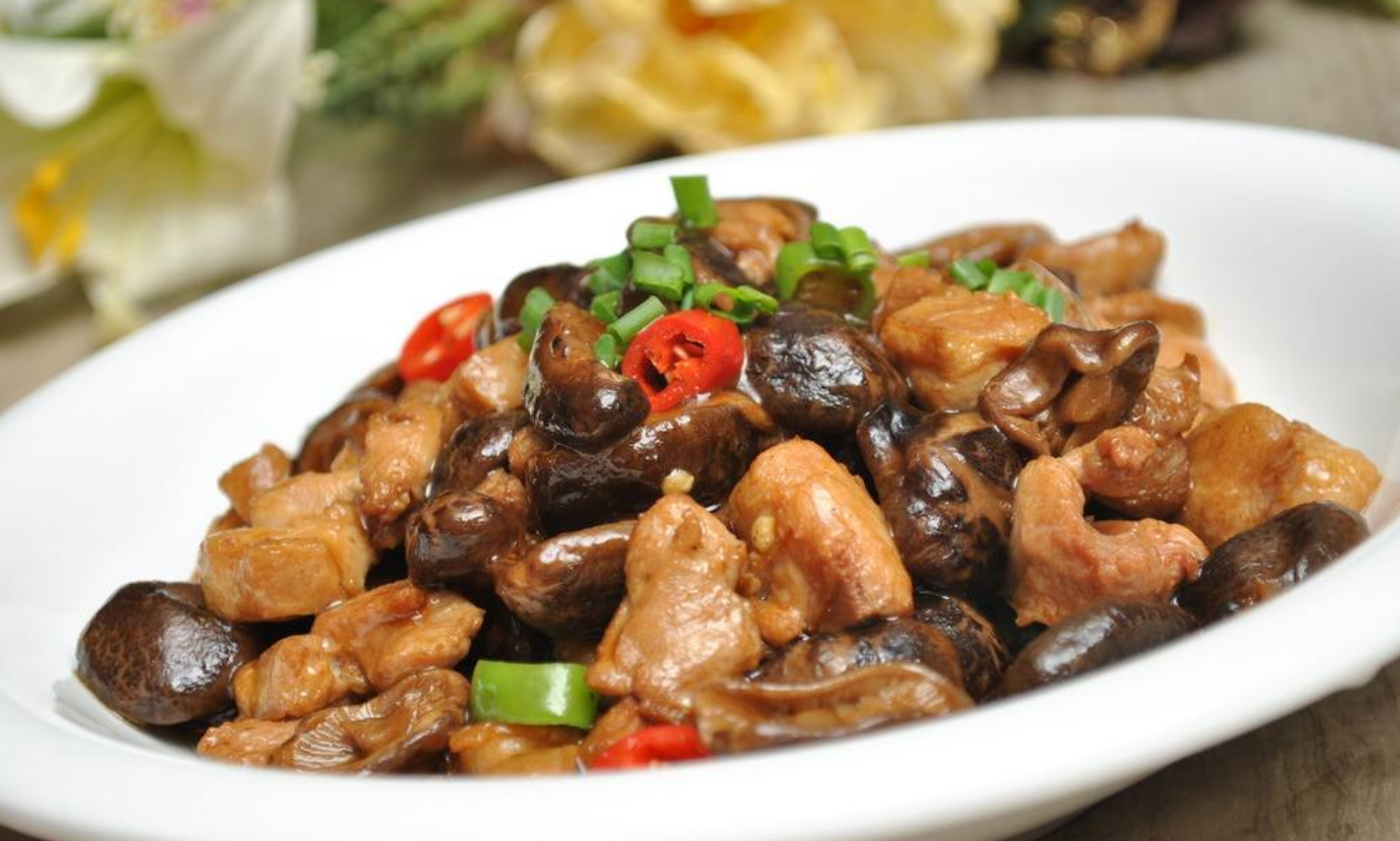 食材:白条鸡,干香菇调料:植物油,鲜姜,大葱,花椒,大料,料酒,老抽,酱油