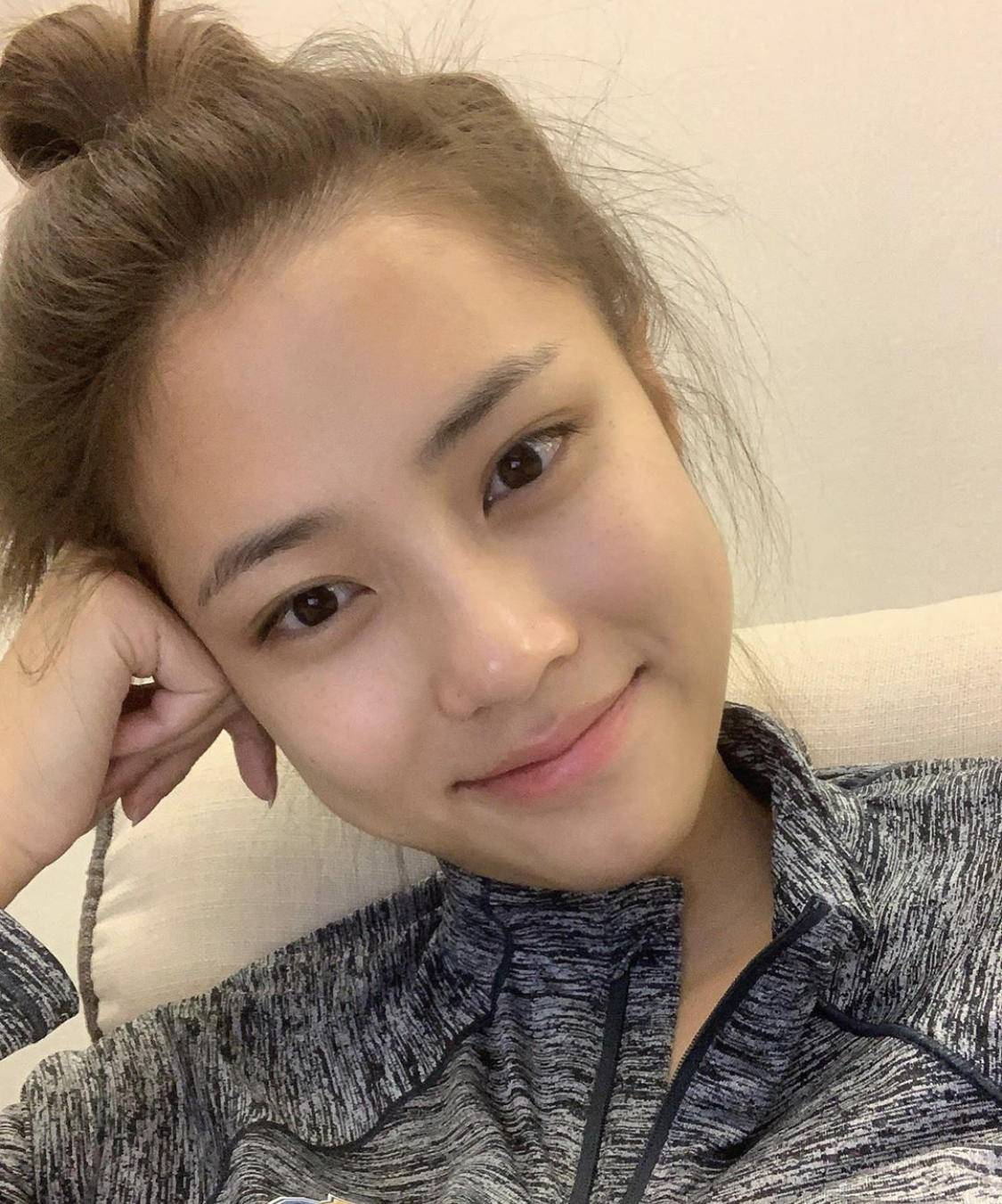 23岁刘颖璇晒素颜照庆节日,网友大呼好有心机,曾被称是绿巨人