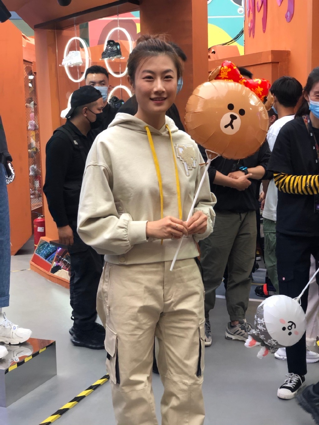 丁宁扎丸子头亮相!粉色t恤搭配背带裤青春靓丽,人气旺笑容甜美