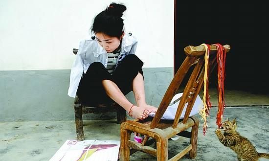 最美断臂女孩用脚绣十字绣现场告白被拒最后嫁给了自己的恩人