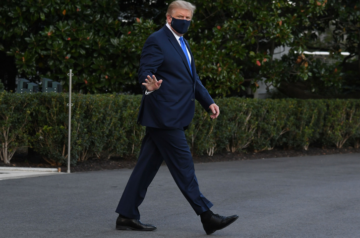 特朗普离开白宫前往沃尔特里德军事医院。图源：CNN