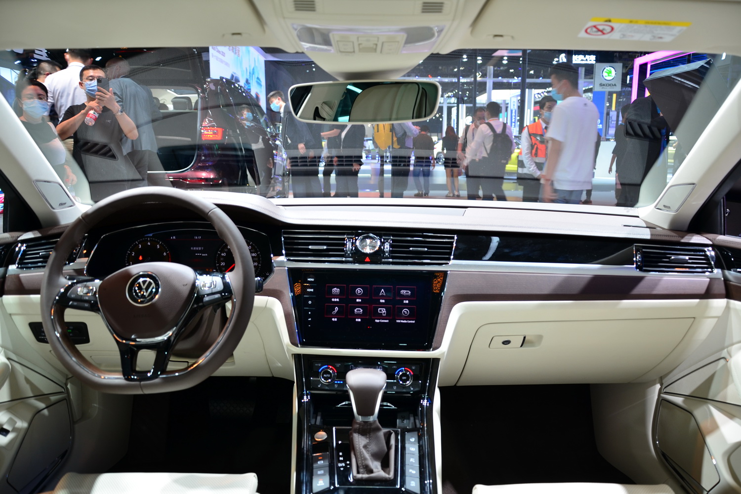 大众旗舰辉昂改款亮相,车标自带"光环",却难逃"三大问题"?