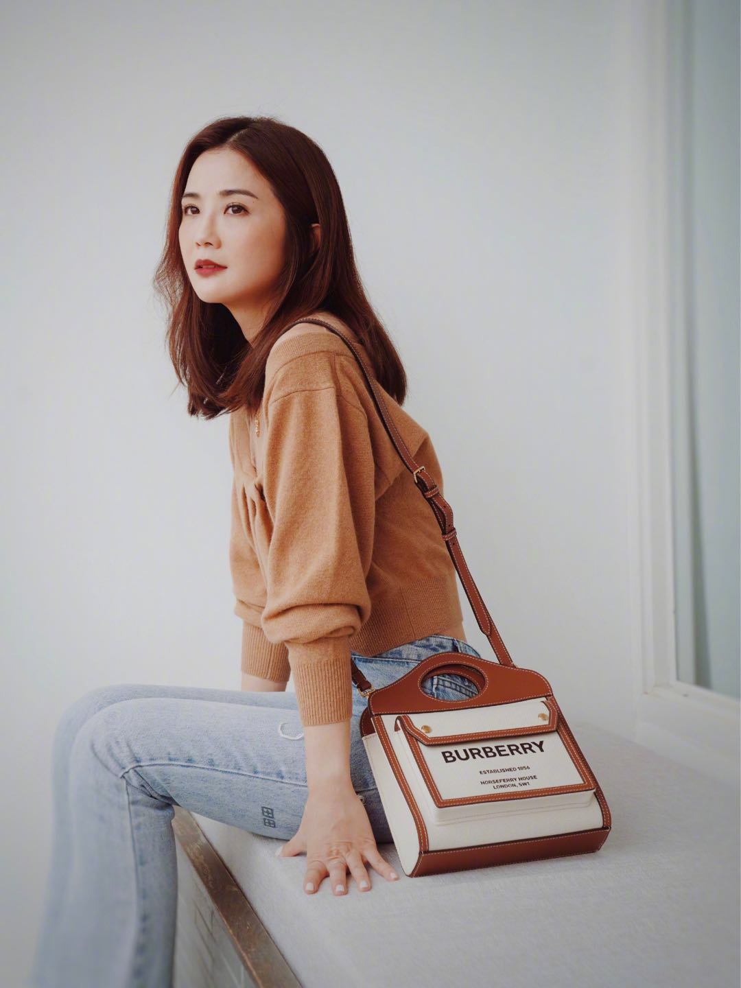 大地色是简单的色调,而搭配上不需要什么复杂的点,搭配牛仔裤清爽好看