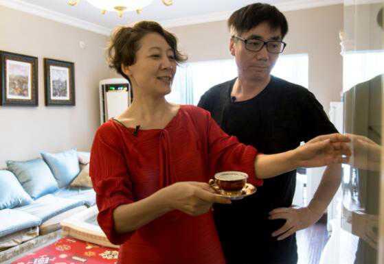 国家一级演员范明,娶大6岁总裁老婆恩爱23年,继子成他骄傲