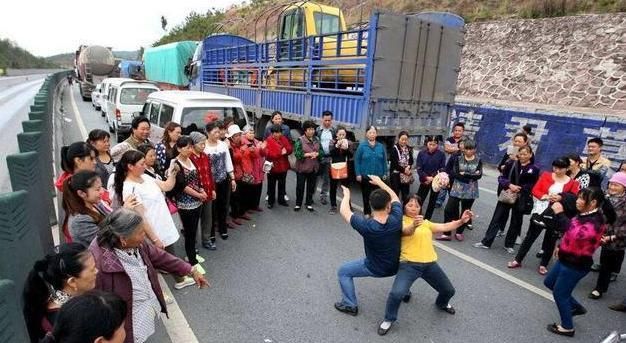 女生涌入男厕占位,男生迫不得已在旁方便|男厕|奇观|堵车_新浪新闻