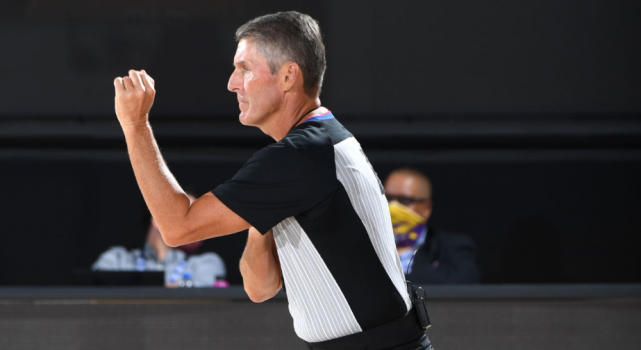 26号裁判帕特-弗拉舍,候补裁判是6号裁判托尼-布朗