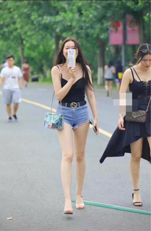 街拍大长腿超短牛仔裤美女