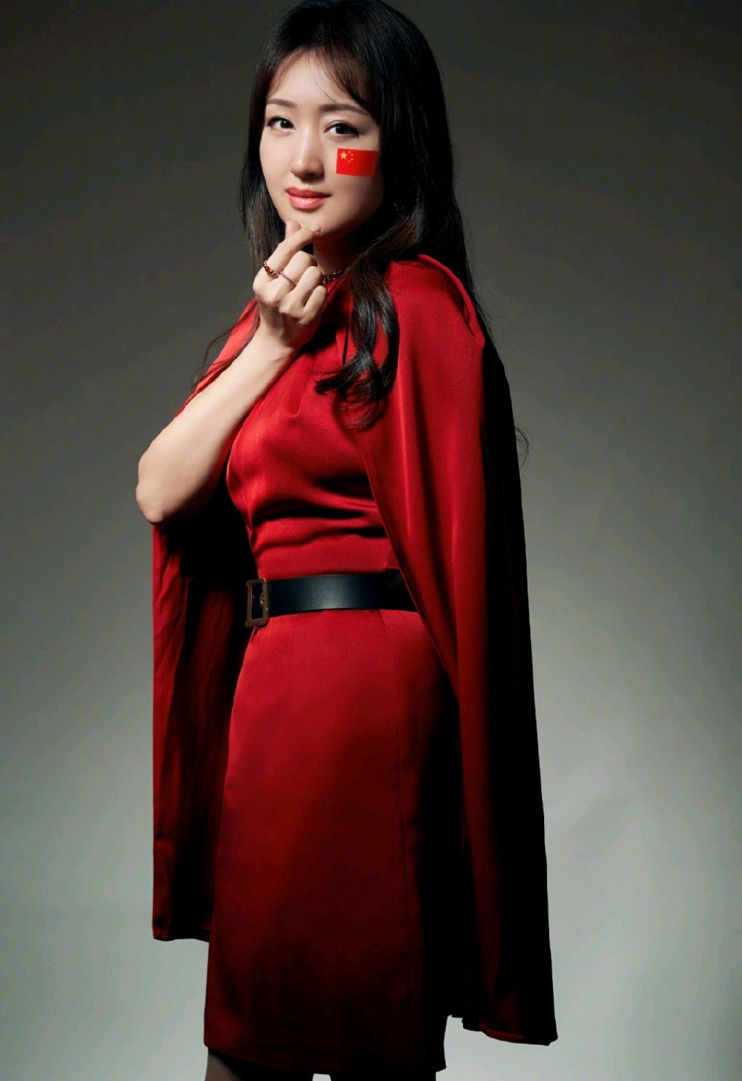 杨钰莹年近半百依旧满脸胶原蛋白,一袭红色斗篷裙张扬大气,真美