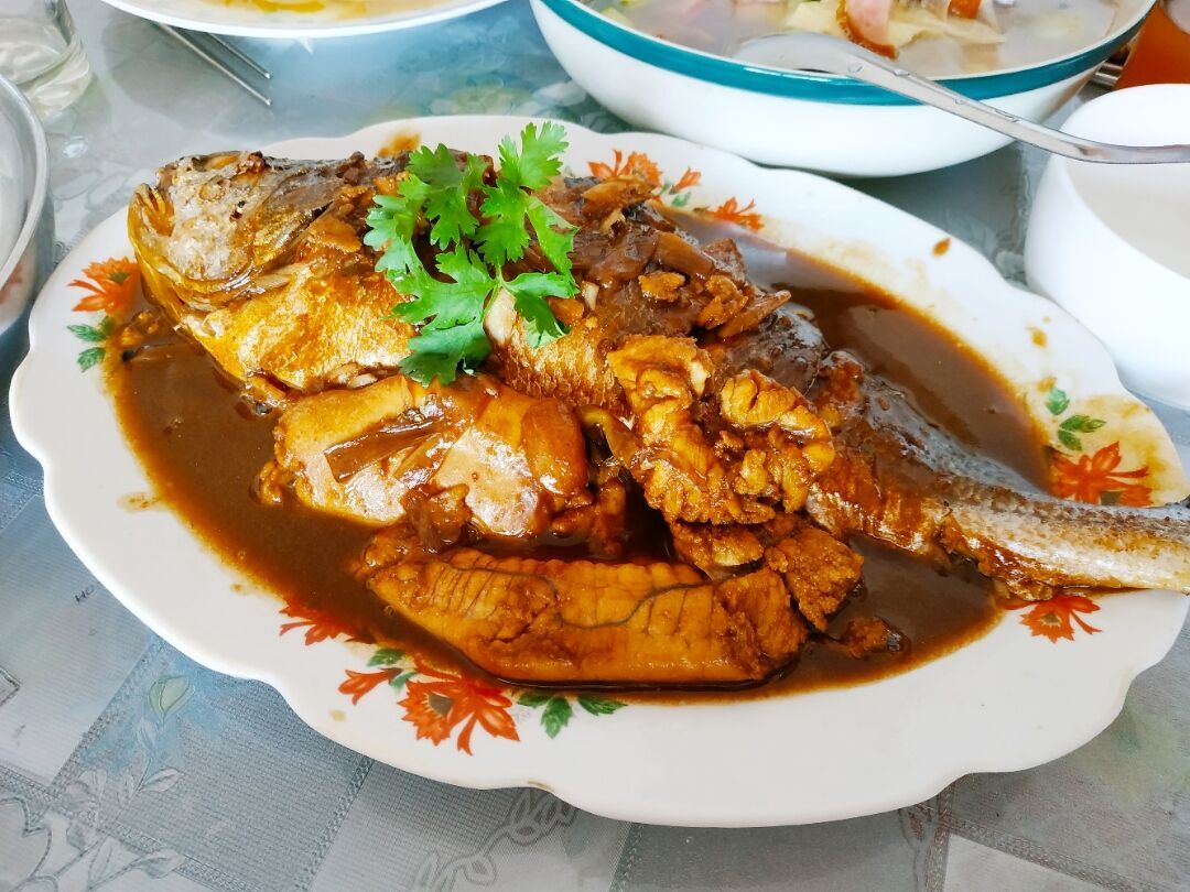 吃鱼是家常便饭,像黄花鱼,黑鱼,舌头鱼,鲅鱼,鲳鱼等等,都是最常吃的.