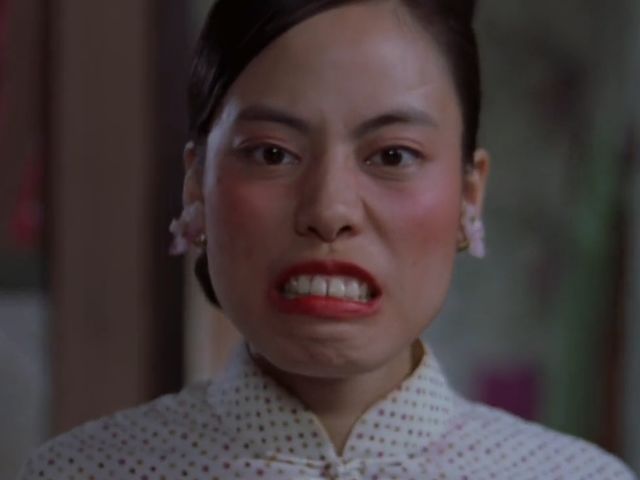 还有特别夸张的妆容,她也是经常在剧中扮丑,也是周星驰的御用女配角了