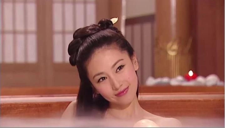 jj贾晓晨生了二胎还这么美细看她的搪瓷肌才更吸睛