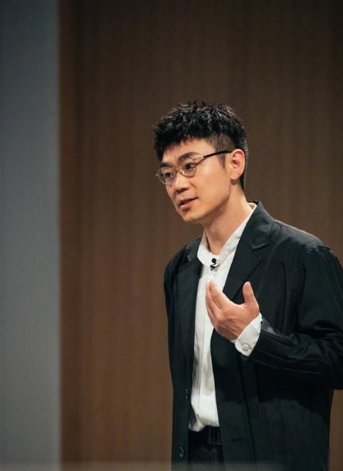 身穿西装帅气逼人,举手投足间都是成功人士的风范,恐怕大鹏的粉丝又要