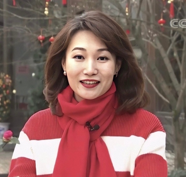 李梓萌太会穿西装叠穿马甲播央视新闻干练精致美得挪不开眼