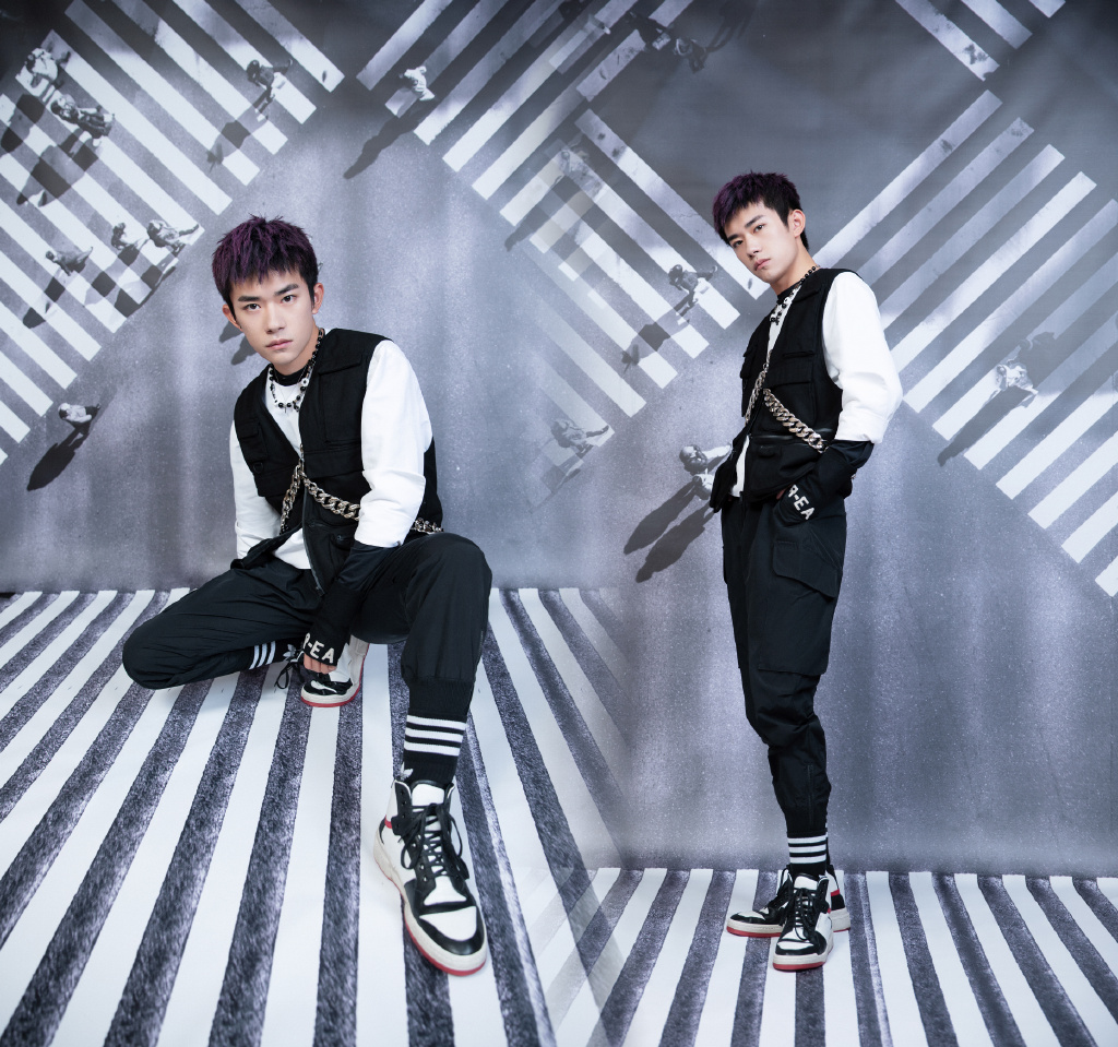 《这就是街舞3》总决赛:易烊千玺染紫色头发出场,耳钉不翼而飞