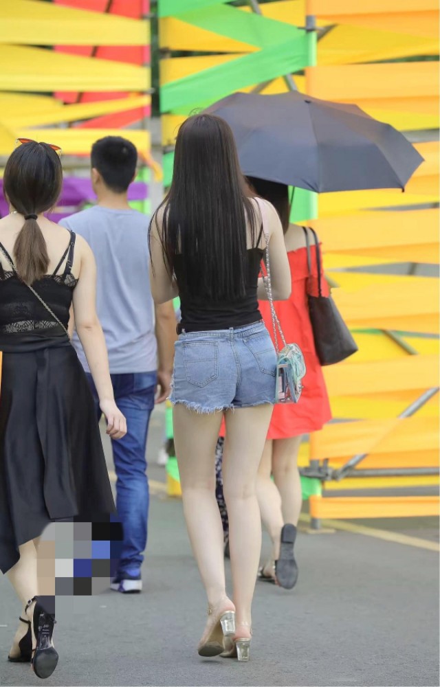 街拍大长腿超短牛仔裤美女