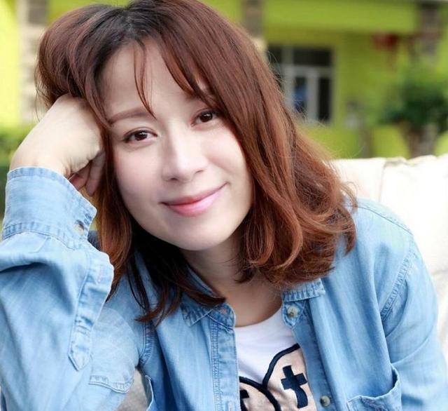 她是刘恺威的前女友,嫁入豪门却被分手,生下3个孩子如今成这|邝文珣