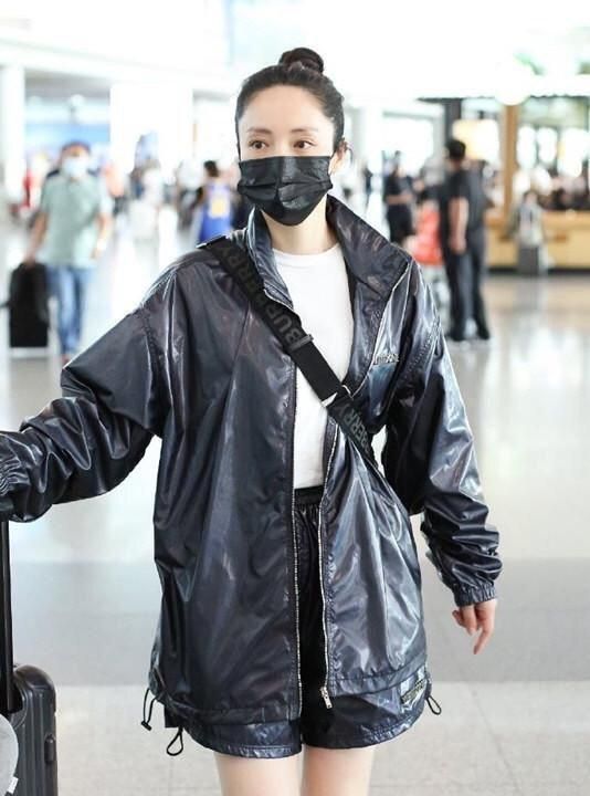 不得不说赵薇时尚不减,皮衣时髦干练,连女人见了都喜欢太帅了