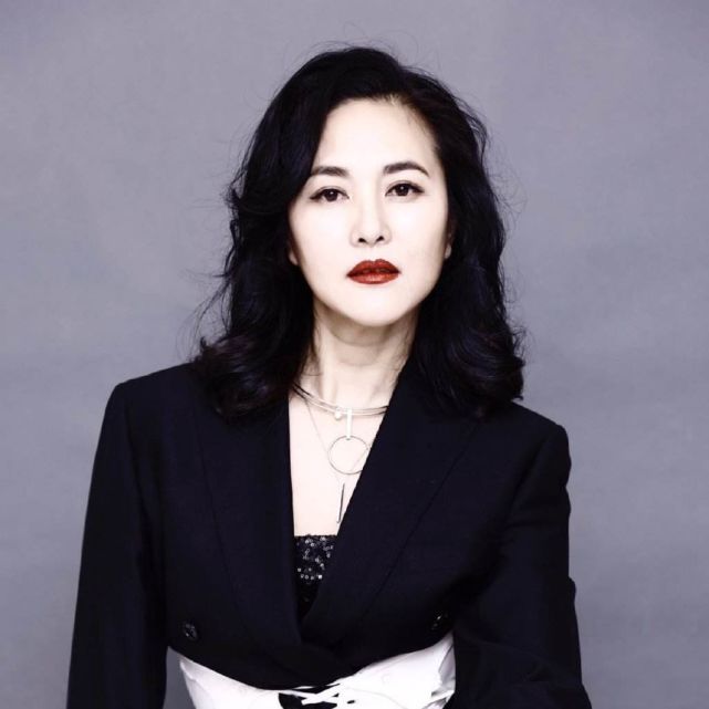 孤身一人被质疑整容与张纪中分开后,王菁华多年来始终孤身一人,再也没