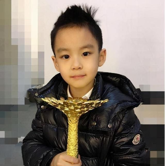 46岁曹颖和儿子拍亲子照,9岁儿子长相清秀帅气,气质不输妈妈