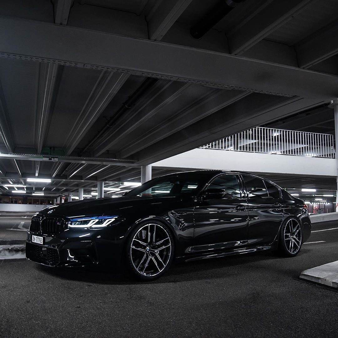 新款宝马m5雷霆版实车全黑化的造型