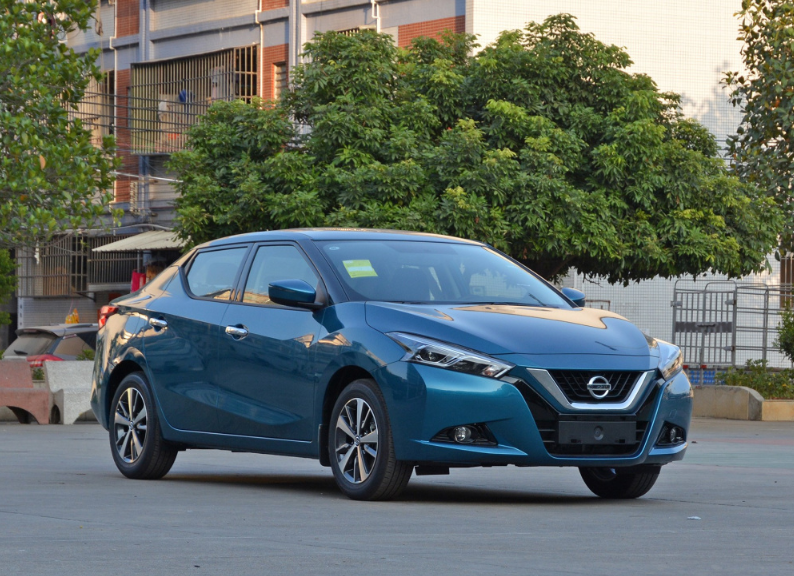 日产蓝鸟有个性的家轿,舰艇外观沙发座椅,油耗5.6l能养得起-新浪汽车