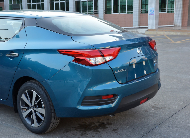 日产蓝鸟有个性的家轿,舰艇外观沙发座椅,油耗5.6l能养得起-新浪汽车