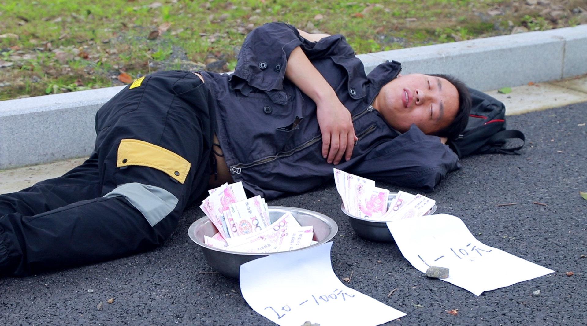 男乞丐躺街头日赚千元,没想只因写了两张纸条,真是太有趣了