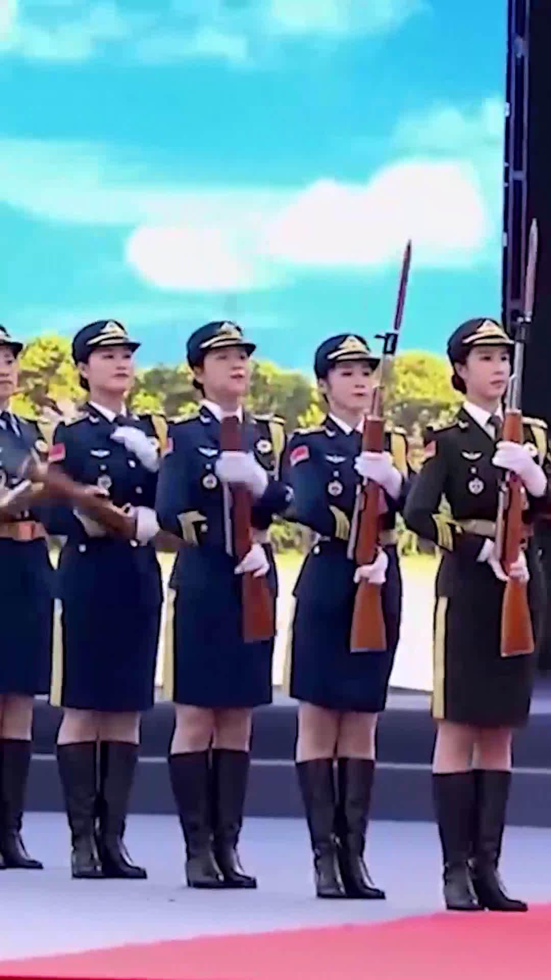 又美又飒!仪仗队女兵枪操表演太好看! .人民日报_新浪新闻