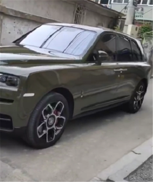 "棕榈绿"库里南,车牌99999五连号