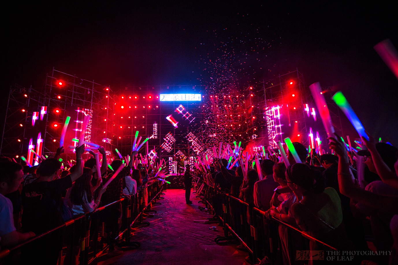 浙江宁波一景区国庆推出电音狂欢节一眼望去全是人玩得太嗨了