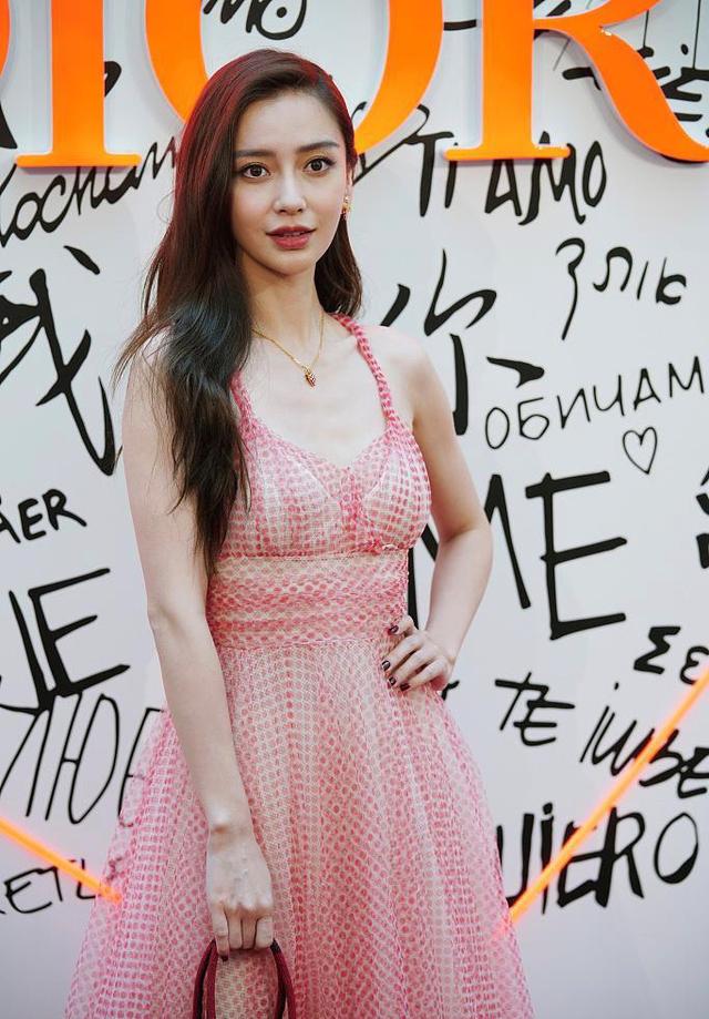 又被angelababy迷住了,穿粉色挂脖连衣裙,虽瘦却丰满