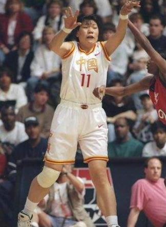 在篮球赛场上郑海霞拥有非常出色的身体天赋,她的身高达到了2.