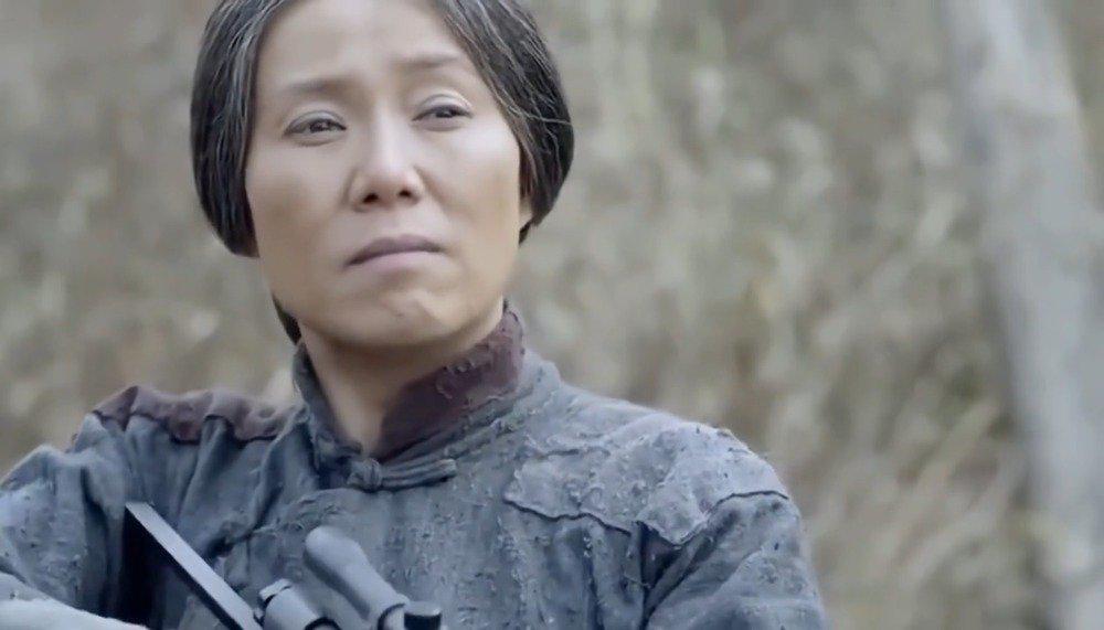 老头给老太婆造了把枪,随后被当作活靶子,太惨了