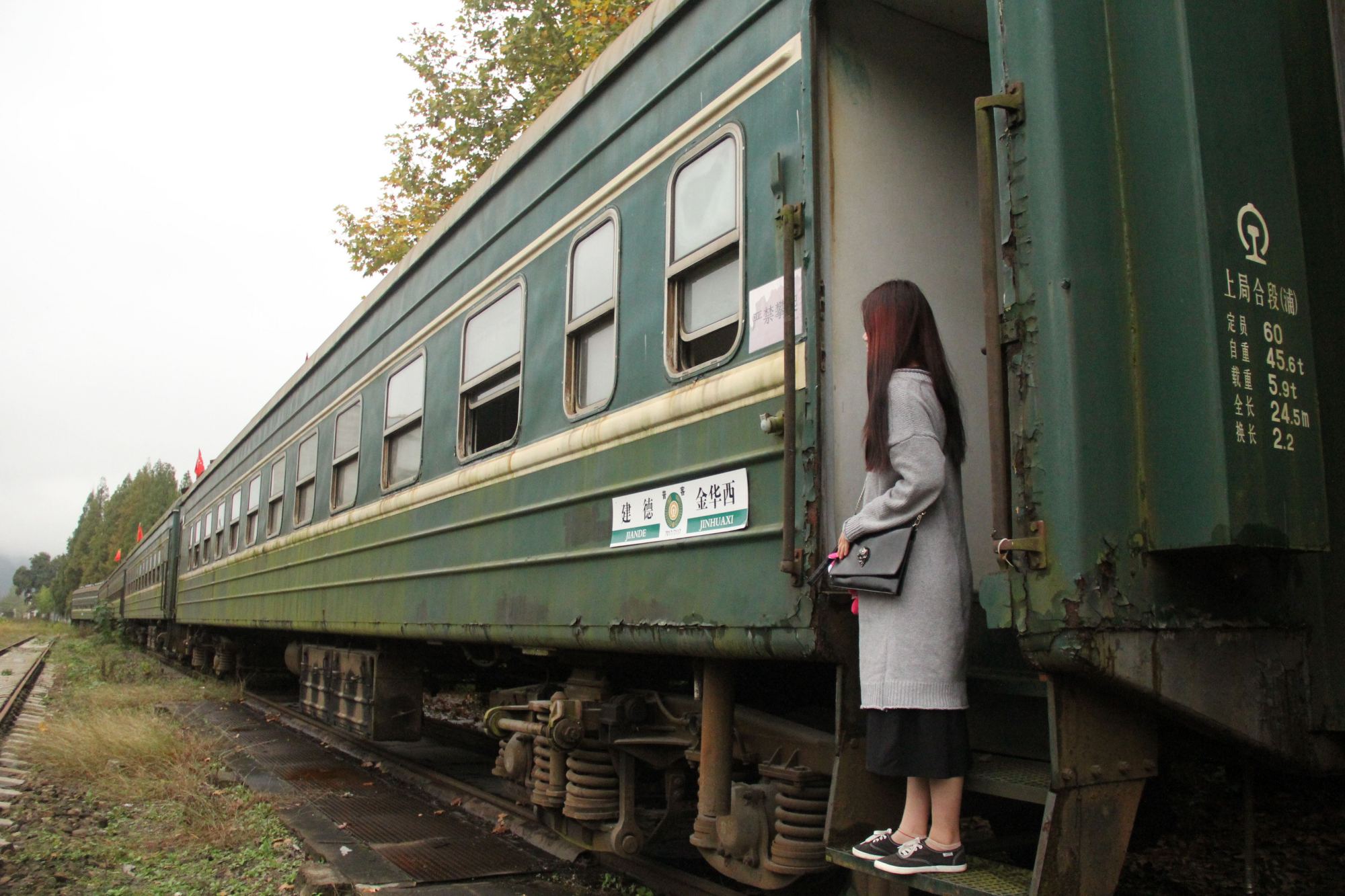 绿皮火车环境差速度慢为何还有那么多人坐飞机和高铁不香吗