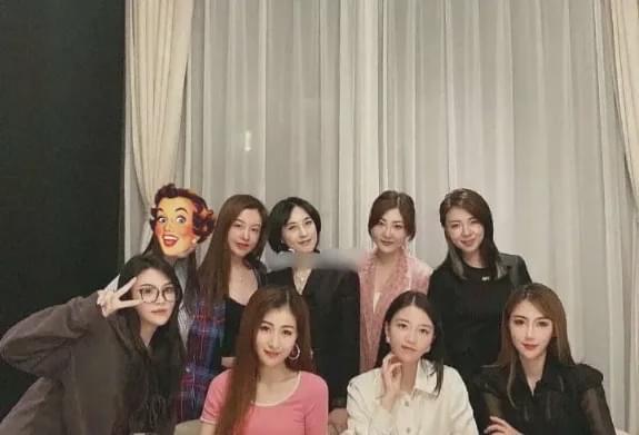 现实版《三十而已》?!换头宝也闯进了贵妇圈,合影还被裁掉了…休闲区蓝鸢梦想 - Www.slyday.coM 现实版《三十而已》?!换头宝也闯进了贵妇圈,合影还被裁掉了…休闲区蓝鸢梦想 - Www.slyday.coM