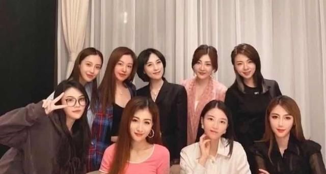 杨颖成功打入上层贵妇圈,合照只能靠边站,上演现实版三十而已!休闲区蓝鸢梦想 - Www.slyday.coM 杨颖成功打入上层贵妇圈,合照只能靠边站,上演现实版三十而已!休闲区蓝鸢梦想 - Www.slyday.coM