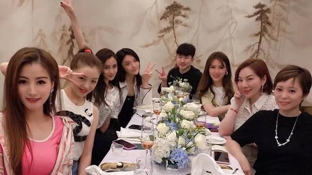 杨颖成功打入上层贵妇圈,合照只能靠边站,上演现实版三十而已!休闲区蓝鸢梦想 - Www.slyday.coM 杨颖成功打入上层贵妇圈,合照只能靠边站,上演现实版三十而已!休闲区蓝鸢梦想 - Www.slyday.coM