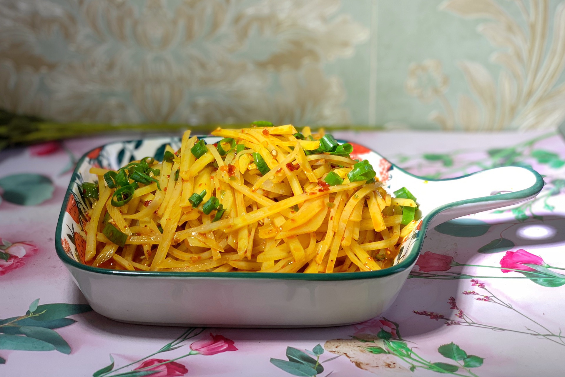 【凉拌麻辣土豆丝】的做法 配方,特下饭的!