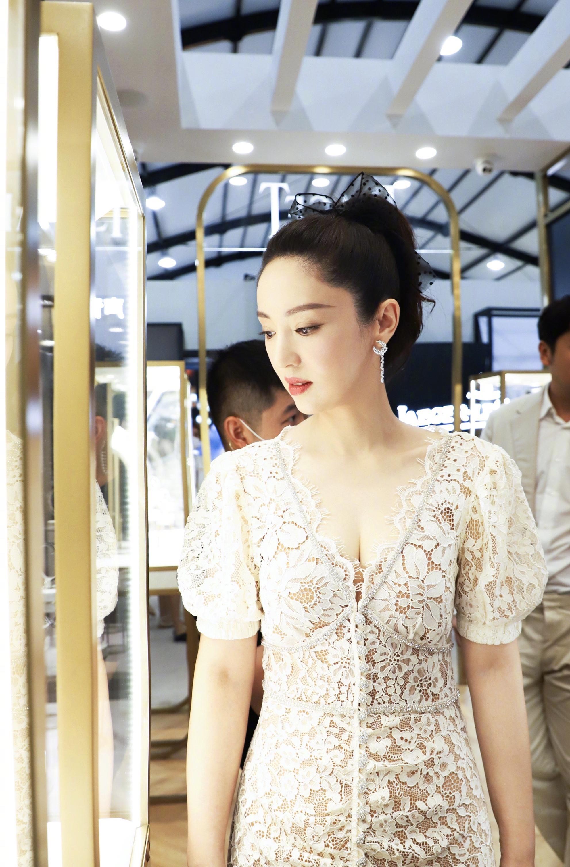 董璇三亚出席活动白色蕾丝裙美如女神离婚后状态开挂