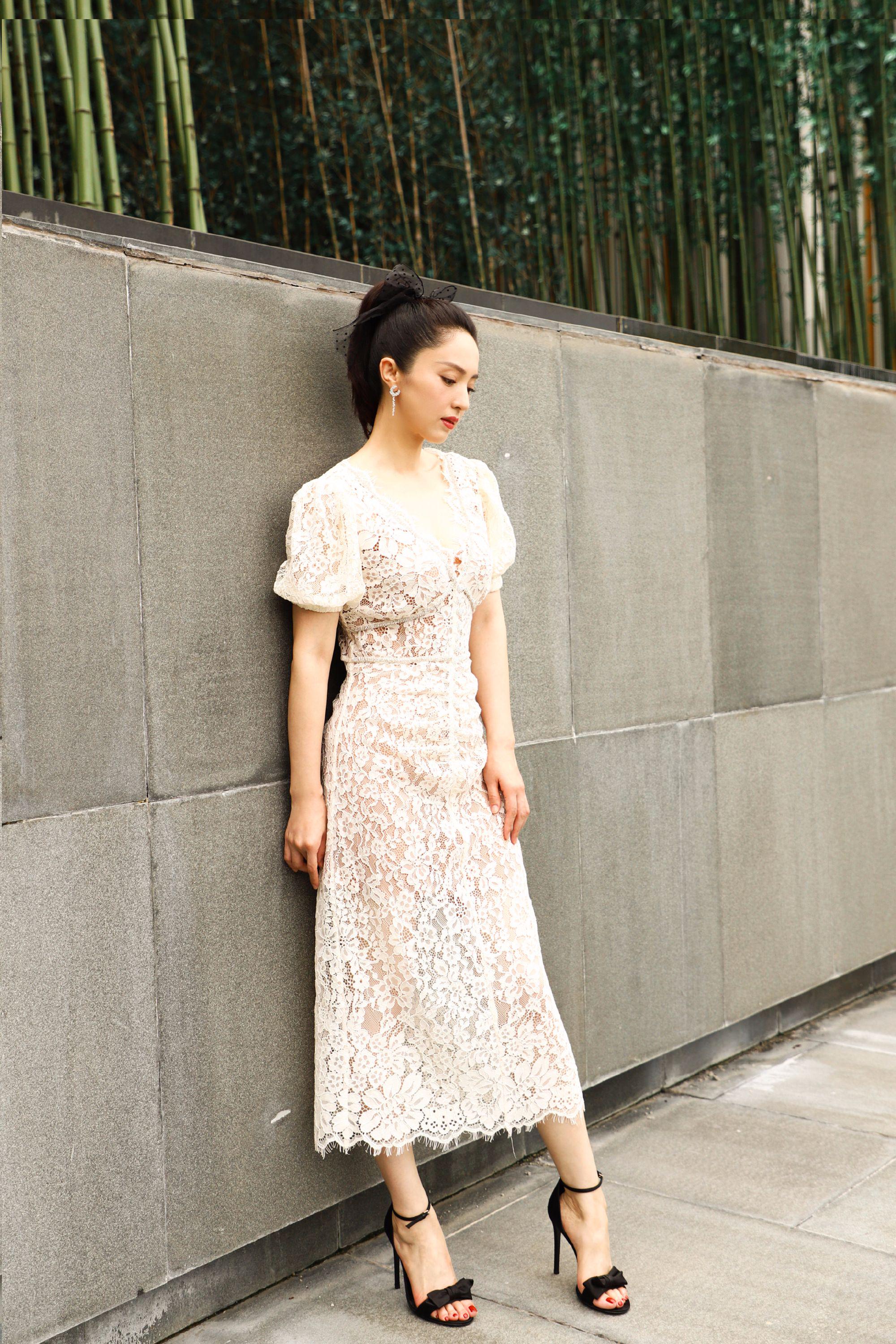 董璇三亚出席活动白色蕾丝裙美如女神离婚后状态开挂