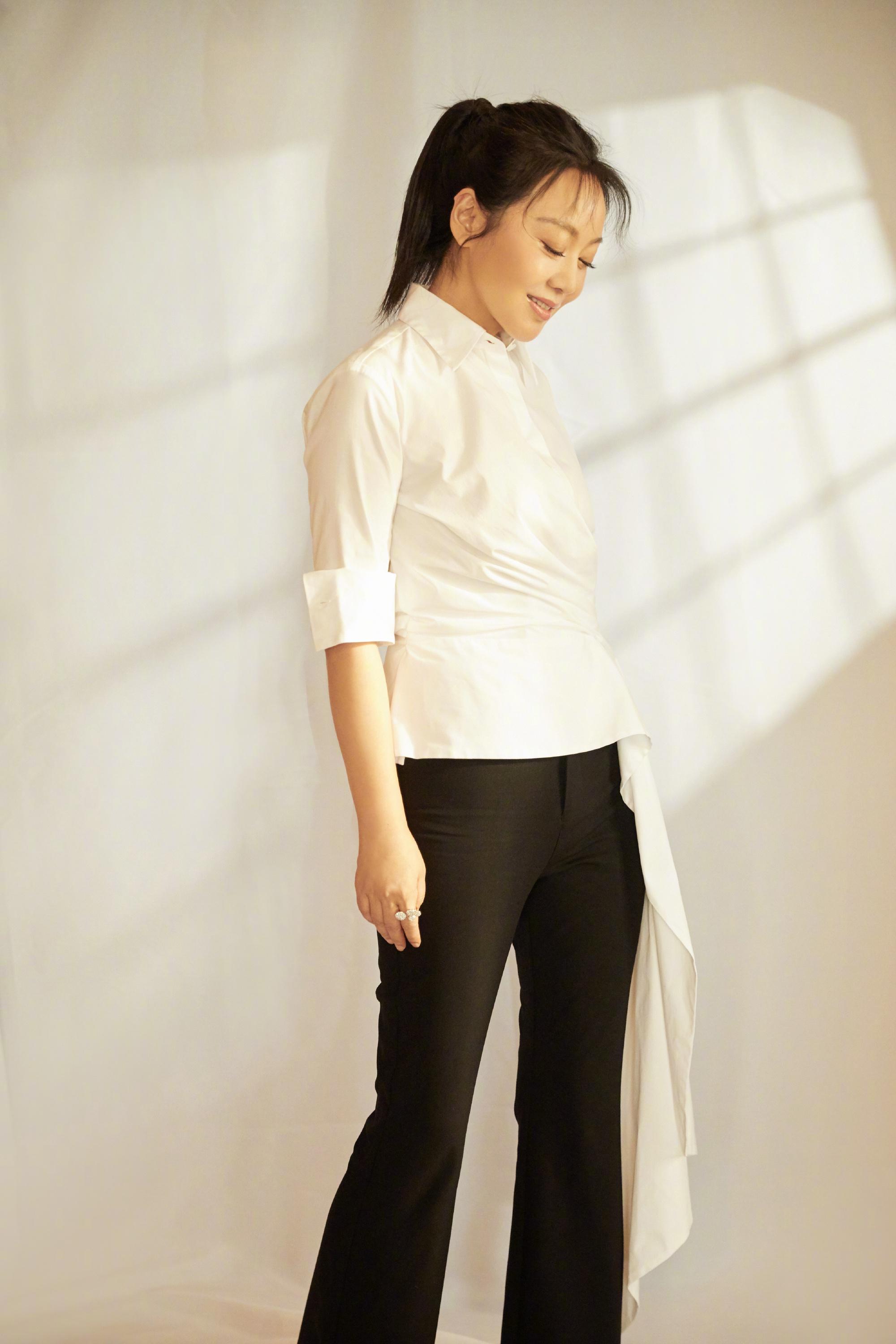 我和我的家乡首日票房破2亿闫妮亮相见面会知性减龄