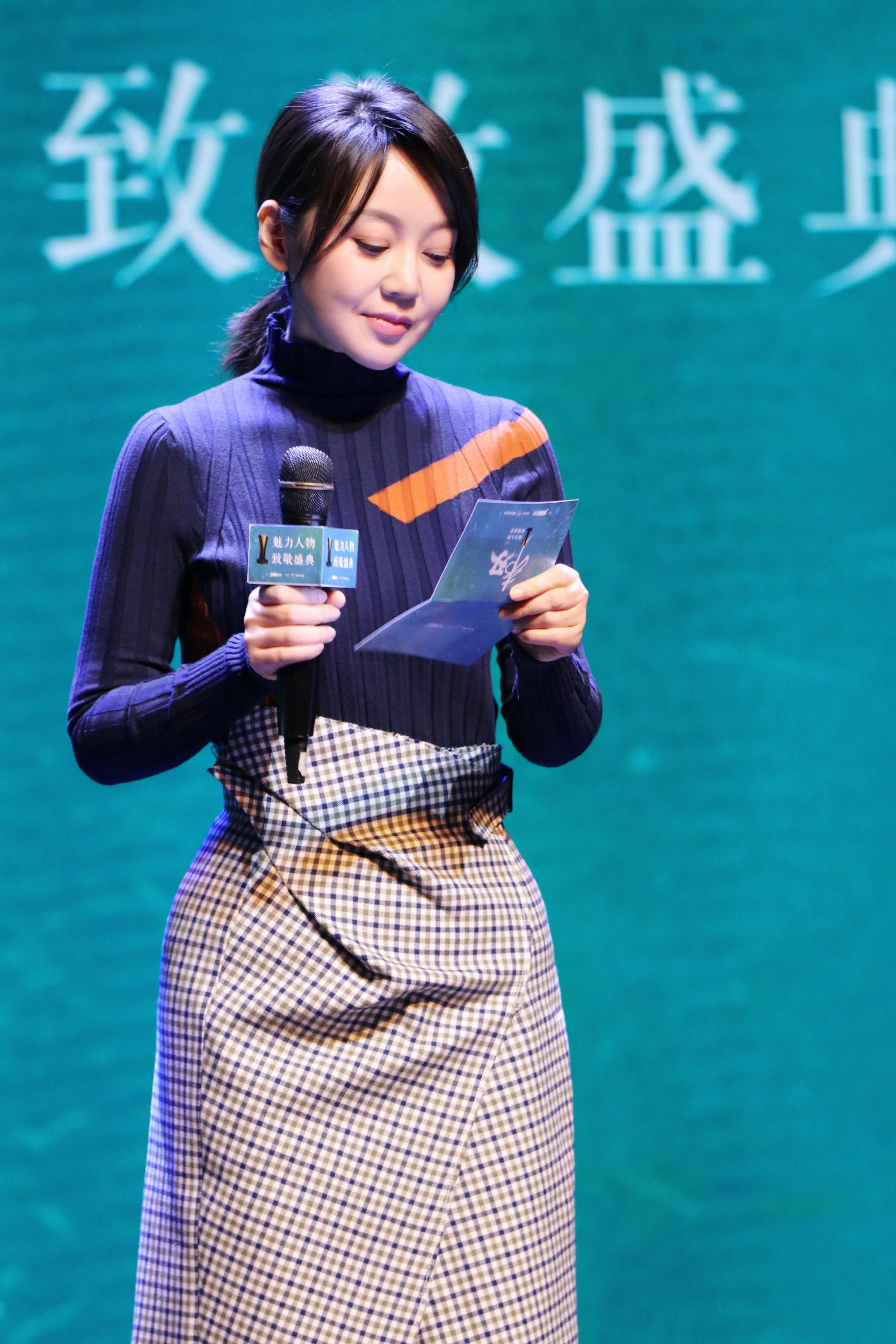我和我的家乡首日票房破2亿闫妮亮相见面会知性减龄