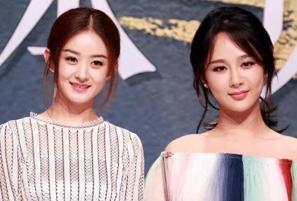 赵丽颖和杨紫同框斗艳, 一个衣服往上撩, 一个衣服往下拽