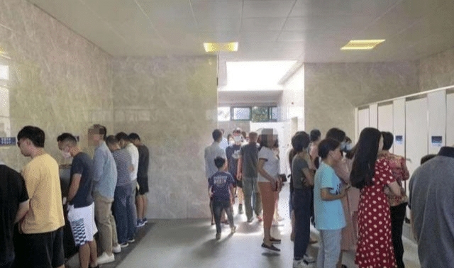 国庆高速有多堵? 多处服务区出现"男女同厕", 女性冲入男厕抢坑位休闲区蓝鸢梦想 - Www.slyday.coM 国庆高速有多堵? 多处服务区出现"男女同厕", 女性冲入男厕抢坑位休闲区蓝鸢梦想 - Www.slyday.coM